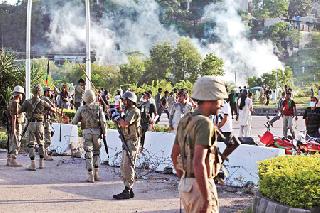 Pakistan on the threshold of military dictatorship | पाकिस्तान लष्करशाहीच्या उंबरठ्यावर Pakistan on the threshold of military dictatorship | पाकिस्तान लष्करशाहीच्या उंबरठ्यावर