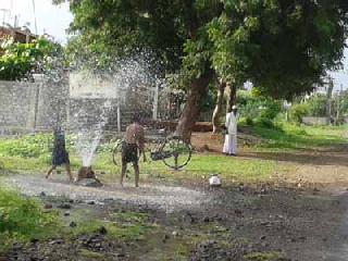 Waste dissipation due to valve leakage | व्हॉल्व लिकेजमुळे पाण्याचा अपव्यय Waste dissipation due to valve leakage | व्हॉल्व लिकेजमुळे पाण्याचा अपव्यय