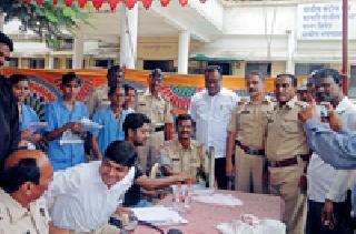 Health inspection of 150 police personnel | १५० पोलीस कर्मचाऱ्यांची आरोग्य तपासणी