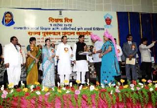 Sutar gets state teacher award | सुतार यांना राज्य शिक्षक पुरस्कार