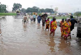 River floods in Akot taluka floods | आकोट तालुक्यात नदी-नाल्यांना पूर