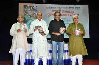 The piglet should be read from the paper and the reader | पाठकोरा कागद व पाठमोरा माणूस वाचता आला पाहिजे