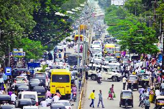 Target funds and traffic detention | टार्गेटचा फंडा अन् वाहतुकीचा खोळंबा Target funds and traffic detention | टार्गेटचा फंडा अन् वाहतुकीचा खोळंबा