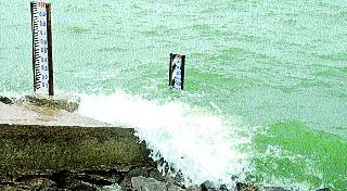 Jaikwadi flick shaky | जायकवाडीतील ओघ मंदावला