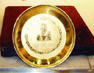 Offering a gold plate of saree | सार्इंना सुवर्ण ताट अर्पण