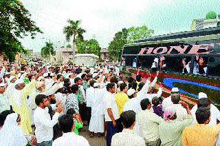 The first issue of Haj pilgrims left | हज यात्रेकरूंचा पहिला जथा रवाना