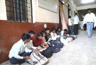 School filled with Zilla Parishad | जिल्हा परिषदेत भरली शाळा School filled with Zilla Parishad | जिल्हा परिषदेत भरली शाळा