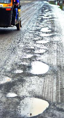 Anjaneri-Trimbak road crosses 'Khadya' | अंजनेरी-त्र्यंबक रस्ता ‘खड्ड्यात’