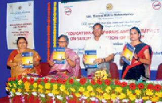 Contact increased, but the dialogue diminished | संपर्क वाढला, मात्र संवाद घटला