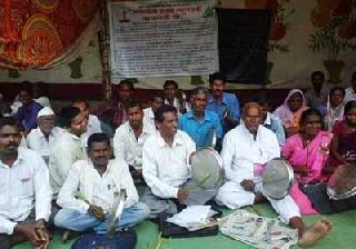 The 'play the tray' movement made by the disabled | अपंगांनी केले ‘थाळी वाजवा’ आंदोलन The 'play the tray' movement made by the disabled | अपंगांनी केले ‘थाळी वाजवा’ आंदोलन