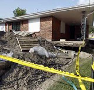 The house collapsed on the wire | तारापूरात घर कोसळले The house collapsed on the wire | तारापूरात घर कोसळले