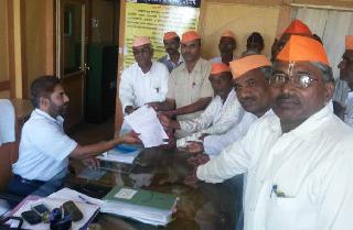 Gurudev became a valiant aggressor | गुरुदेव सेवक झाले आक्रमक