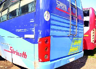 False licenses to pay taxes | कर चुकविण्यासाठी बनावट परवाने False licenses to pay taxes | कर चुकविण्यासाठी बनावट परवाने