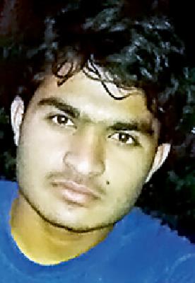 Police investigation on mobile, three youths | मोबाईल, तीन युवकांवर पोलीस तपास केंद्रित Police investigation on mobile, three youths | मोबाईल, तीन युवकांवर पोलीस तपास केंद्रित