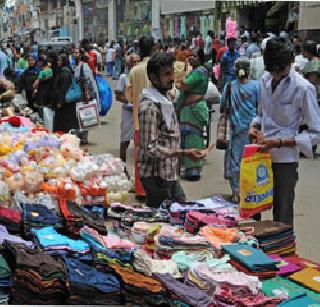 Ferris mirth migrated | फेरीवाले मस्त प्रवासी त्रस्त