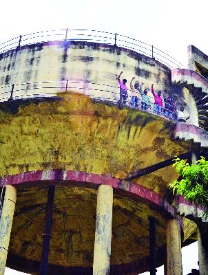 The corporation's' Sholay'style movement for water | पाण्यासाठी नगरसेवकाचे ‘शोले’स्टाइल आंदोलन