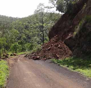 Road leading to Madhya Pradesh dangerous | मध्यप्रदेशाला जोडणारा रस्ता धोकादायक