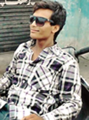 The blood of the youth in the square | तरुणाचा चौकात खून