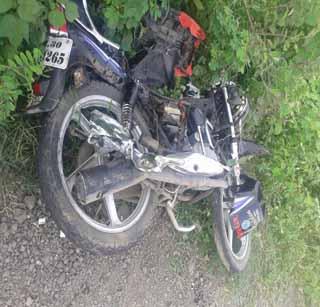 Three people killed in truck accident | ट्रक— दुचाकी अपघातात तीन जण ठार Three people killed in truck accident | ट्रक— दुचाकी अपघातात तीन जण ठार