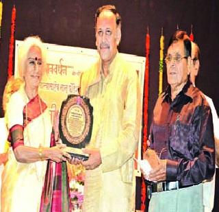 He has learned himself with Vidyalath | विद्याथ्र्याबरोबर स्वत:ही शिकलो