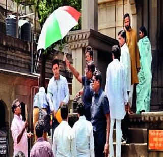 Debate on the filming of Aamir Khan's film | आमीर खानच्या चित्रपटाच्या चित्रीकरणावरून वाद Debate on the filming of Aamir Khan's film | आमीर खानच्या चित्रपटाच्या चित्रीकरणावरून वाद