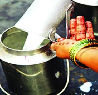 Print on Katevadi milk collection center | काटेवाडीत दूध संकलन केंद्रावर छापा