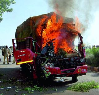 Petrol pump transported beef in Nashik | नाशिकमध्ये गोमांस वाहतूक करणारे वाहन पेटविले Petrol pump transported beef in Nashik | नाशिकमध्ये गोमांस वाहतूक करणारे वाहन पेटविले