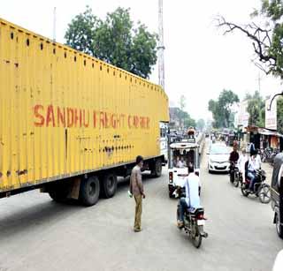 Malkapur traffic blockage | मलकापुरात वाहतुकीची कोंडी Malkapur traffic blockage | मलकापुरात वाहतुकीची कोंडी