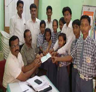 Assistance for flood victims with food money | खाऊच्या पैशातून पूरग्रस्तांना मदत