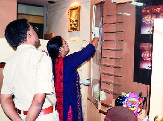 Full brave theft | भरवस्तीत धाडसी चोरी