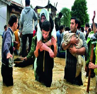 Stuck in the house with the big things | घरातील तरत्या वस्तूंनी बुडत्यांना तारले