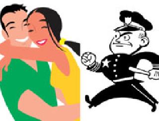 In the public place embraces the costly | सार्वजनिक ठिकाणी आलिंगन देणे पडले महागात