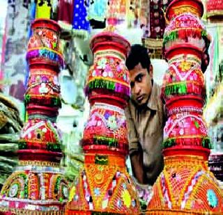 Marketplaces with Inflation Material | घटस्थापनेच्या साहित्याने बाजार फुलला