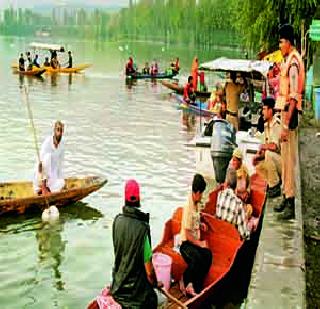 Description of Kashmir flood victims for essential commodities | जीवनावश्यक वस्तूंसाठी काश्मीर पूरग्रस्तांची वणवण