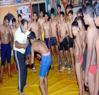 Departmental school wrestling competition started before the camp | विभागीय शालेय कुस्ती स्पर्धापूर्व सराव शिबिराला प्रारंभ