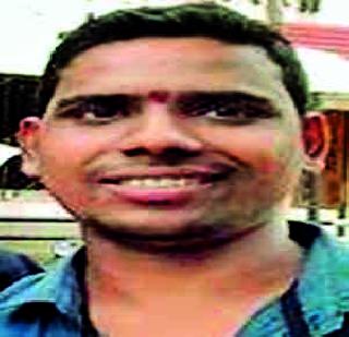 Returned 1.5 lakh rupees found on the train | ट्रेनमध्ये सापडलेले दीड लाख रुपये दिले परत Returned 1.5 lakh rupees found on the train | ट्रेनमध्ये सापडलेले दीड लाख रुपये दिले परत