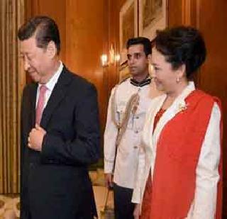 Pang sang in front of a student | पेंग यांनी विद्याथ्र्यासमोर गायले गाणे