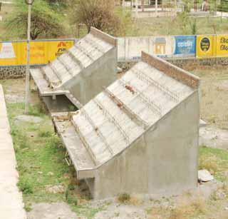 Gallery work in sports complex | क्रीडा संकुलातील गॅलरीचे काम रखडले