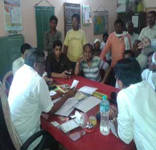 Grounding of Farmers' Agriculture Officers | शेतक-यांचा कृषी अधिका-यांना घेराव