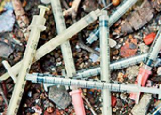 The syringe trash on the road | सिरींजचा कचरा रस्त्यावर