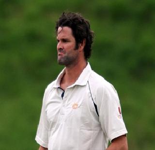 Chris Cairns is cleaning work! | ख्रिस केर्न्‍स करतोय सफाईचं काम!