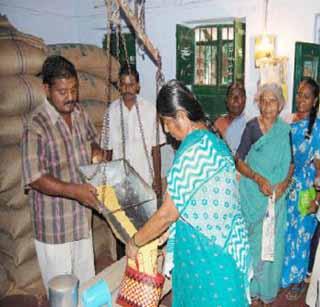 Allocated for seizure of rice and sugar ration card holders | जप्तीतील तांदूळ व साखरेचे शिधापत्रिकाधारकांना वाटप करा