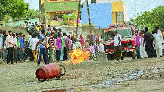 Burned cylinders on the streets | पेटलेले सिलिंडर रस्त्यावर