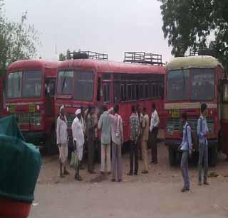 Turn off ST due to road conditions | रस्त्याच्या दुरवस्थेमुळे एसटी बंद
