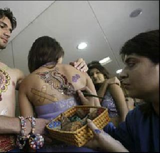 The increase in tattoos for Navratri is 30 percent | नवरात्रीसाठी टॅटू काढण्याच्या प्रमाणात ३० टक्के वाढ The increase in tattoos for Navratri is 30 percent | नवरात्रीसाठी टॅटू काढण्याच्या प्रमाणात ३० टक्के वाढ