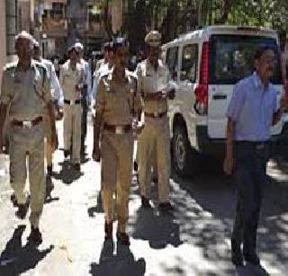 An attempt to burn the officer | अधिका-याला जाळण्याचा प्रयत्न An attempt to burn the officer | अधिका-याला जाळण्याचा प्रयत्न