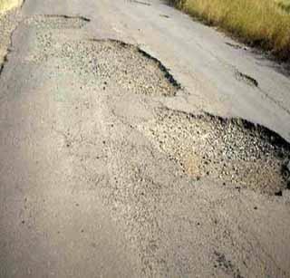 Pits on the highway to die | महामार्गावरील खड्डे जीवघेणे Pits on the highway to die | महामार्गावरील खड्डे जीवघेणे