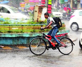 Return to the city of returning rain | परतीच्या पावसाची शहरात हजेरी Return to the city of returning rain | परतीच्या पावसाची शहरात हजेरी