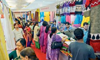 Spontaneous response to the 'Waves' exhibition | ‘वेव्हस्’ प्रदर्शनाला उत्स्फूर्त प्रतिसाद Spontaneous response to the 'Waves' exhibition | ‘वेव्हस्’ प्रदर्शनाला उत्स्फूर्त प्रतिसाद