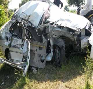 Two killed in a truck-car crash, one serious | ट्रक-कार अपघातात दोन ठार, एक गंभीर Two killed in a truck-car crash, one serious | ट्रक-कार अपघातात दोन ठार, एक गंभीर